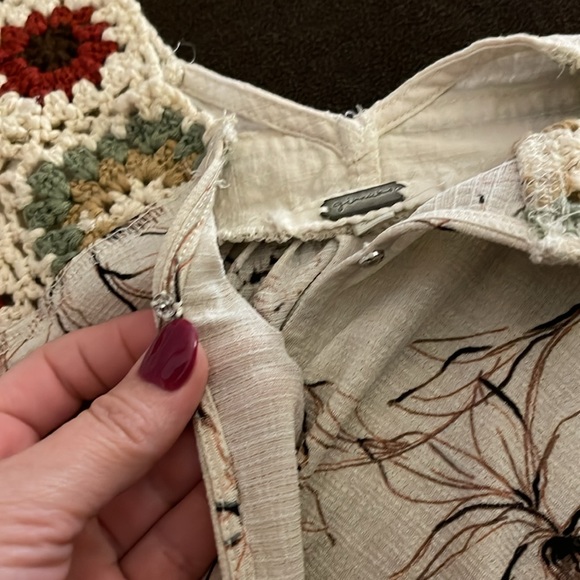 Buckle fancy gimmicks brand shirt with crochet style shoulder and snap closure - Picture 6 of 6